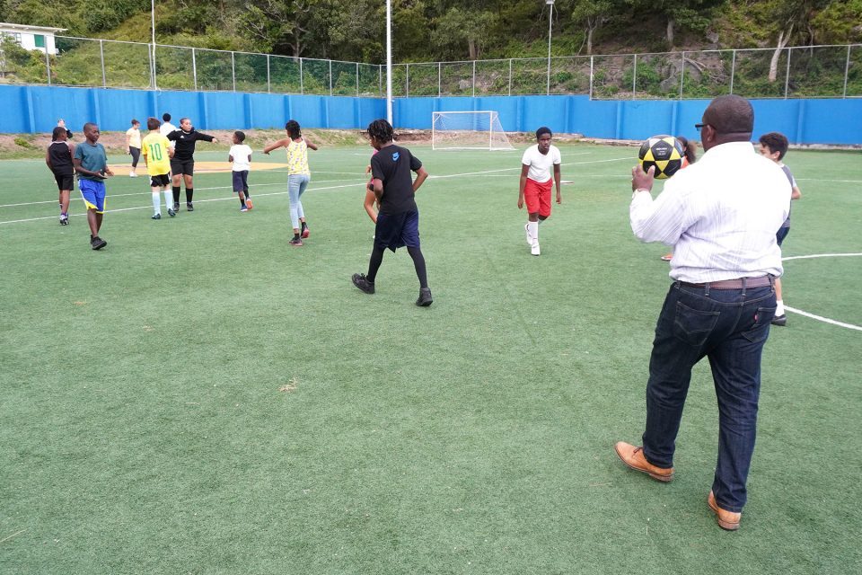 Wilson With Young Soccer Players At Johan Cruyff Court 01