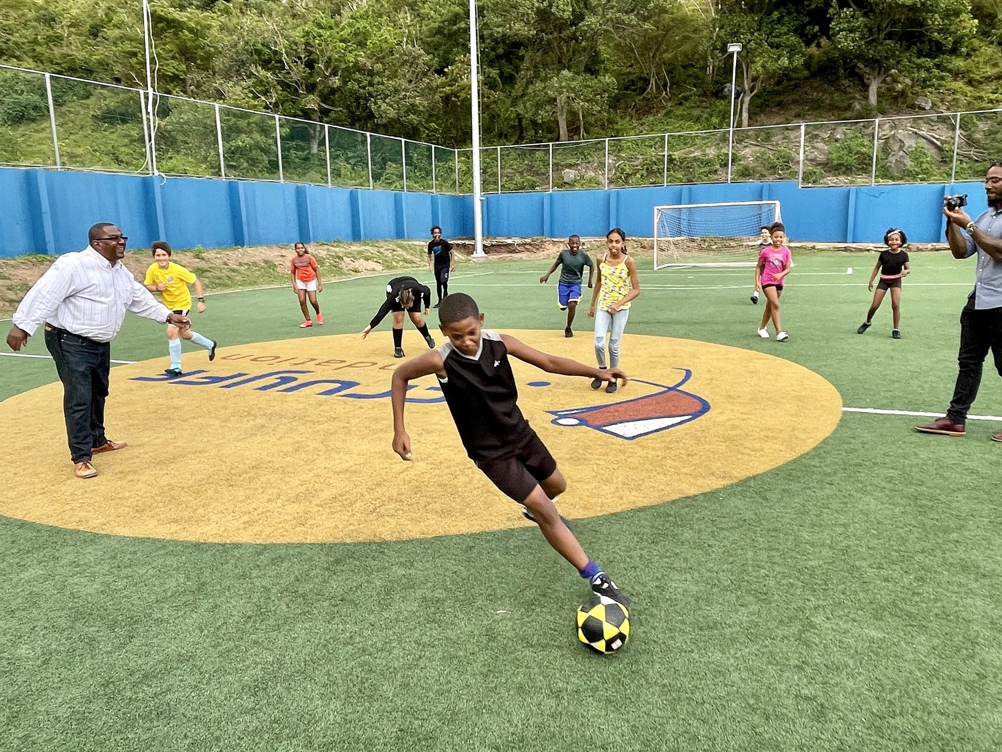 Wilson With Young Soccer Players At Johan Cruyff Court 02