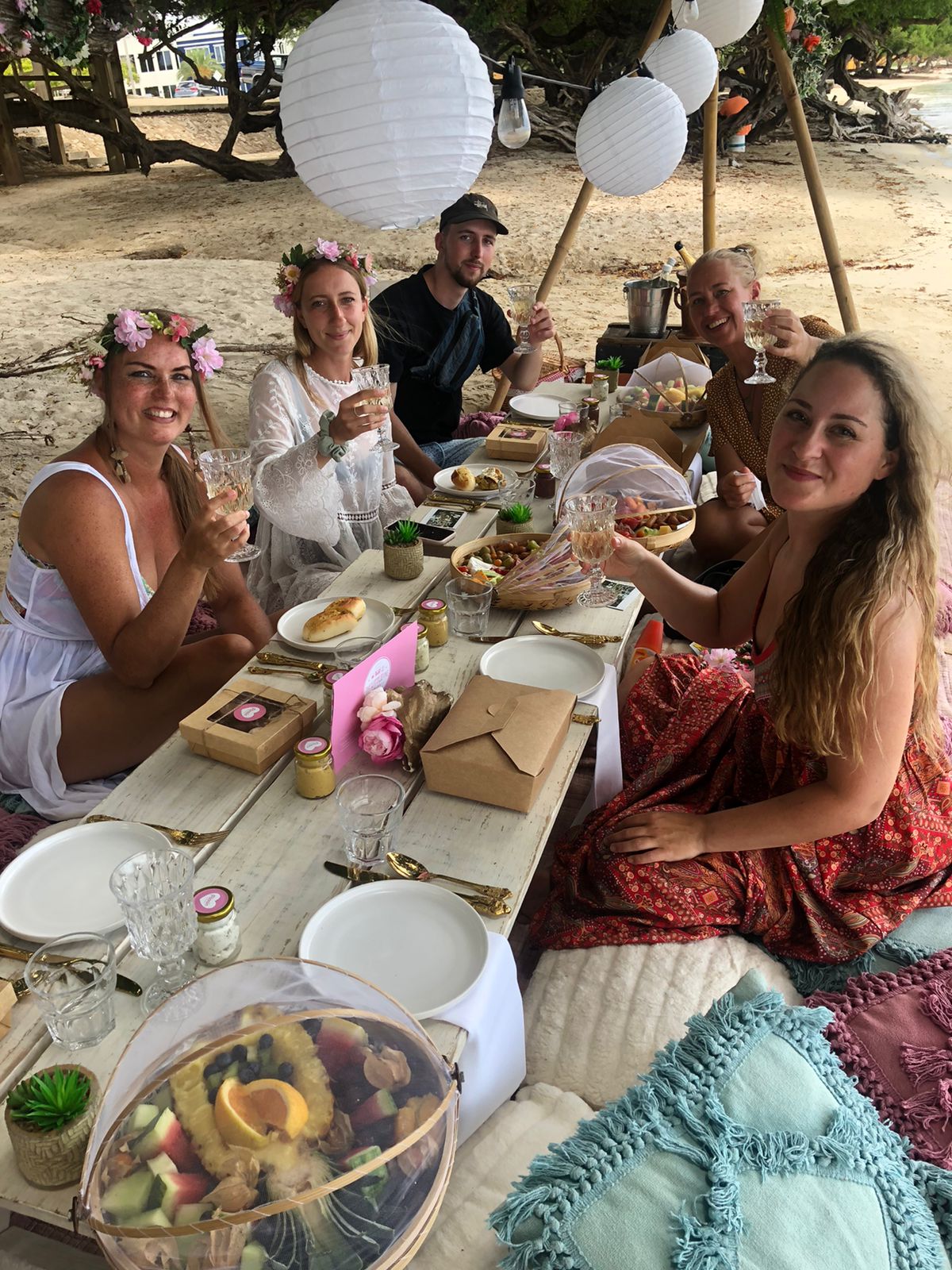 Influencer Group Enjoying An Exclusive Picnic Lunch On Surfside Beach With Picnic Aruba