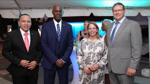 Minister Endy Croes A Atende Recepcion Di Despedida Pa Gobernador Holiday Di Sint Maarten Ofreci Pa Gobernador Di Aruba Sr. Alfonso Boekhoudt