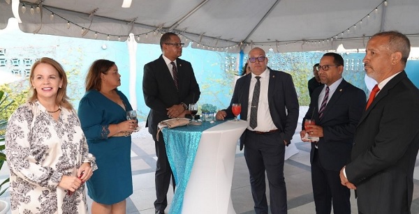 Minister Endy Croes A Atende Recepcion Di Despedida Pa Gobernador Holiday Di Sint Maarten Ofreci Pa Gobernador Di Aruba Sr. Alfonso Boekhoudt4