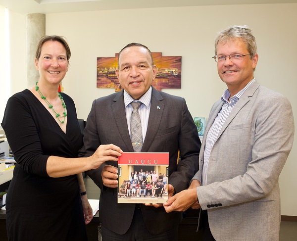 Minister Endy Croes A Ricibi 2 Buki Di Rector Di Universidad Di Aruba Viola Heutger Y Eric Niels Mijts2