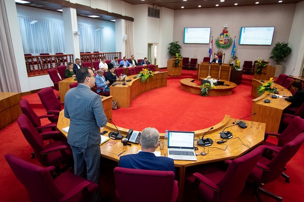 Minister Geoffrey Wever Na Parlamento Di Aruba