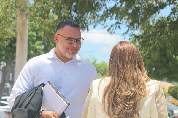 Pa Caso Avestruz Awe A Presenta Den Corte Solamente Abogado Di E Acusadonan.