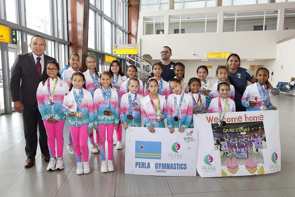 Minister Endy Croes A Ricibi E Gimnastanan Di Perla Gymnastics Aruba.....