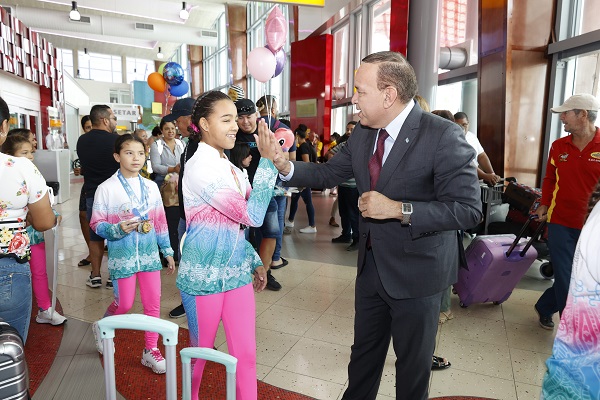 Minister Endy Croes A Ricibi E Gimnastanan Di Perla Gymnastics Aruba..