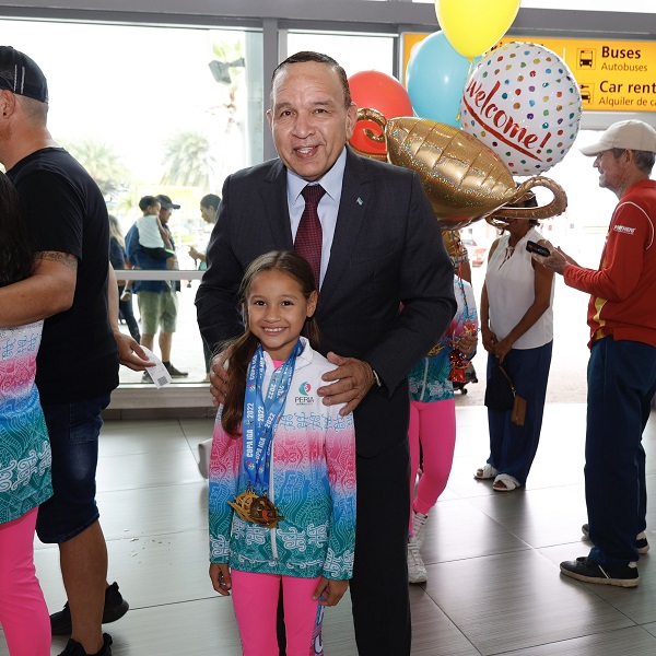 Minister Endy Croes A Ricibi E Gimnastanan Di Perla Gymnastics Aruba.