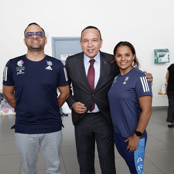 Minister Endy Croes A Ricibi E Gimnastanan Di Perla Gymnastics Aruba