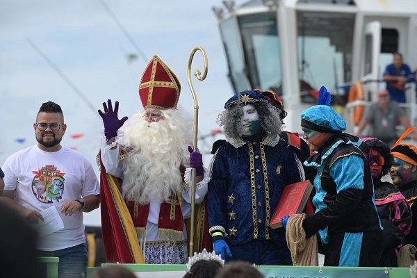 Aruba Bank Ta Contento Di Por A Aporta Na Celebracion Di Yegada Sinterklaas