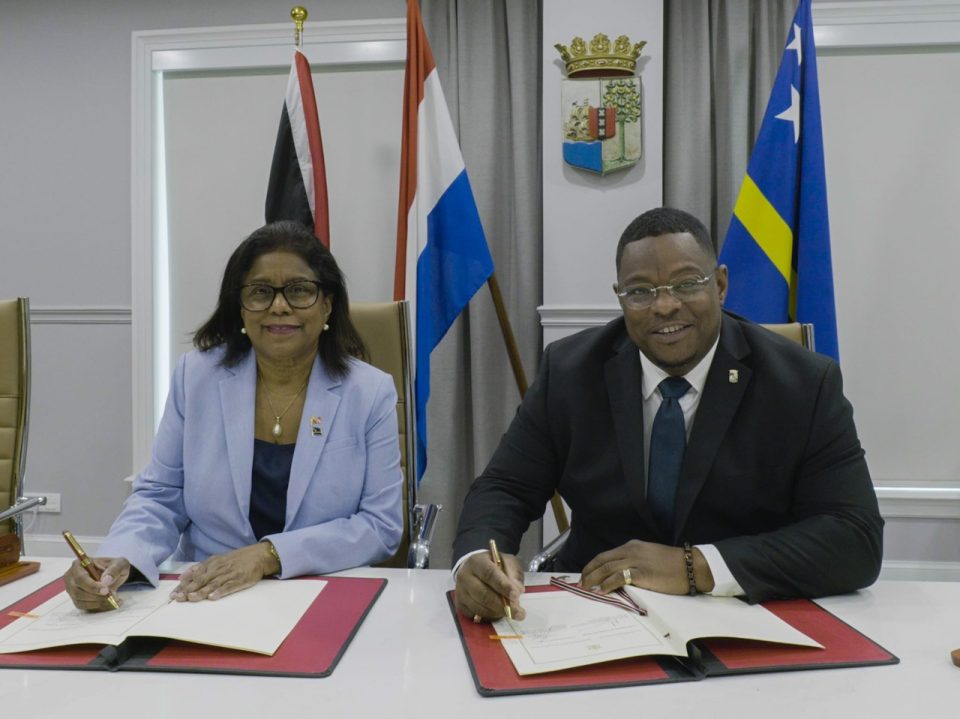 Korsou I Trinidad Tobago A Firma Un Akuerdo Di Tratado Komersial.