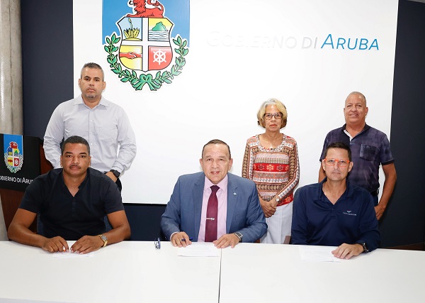 Minister Endy Croes A Firma Mou Cu Arubaanse Bond Van Motorsports Y Aruba Drag Racing Association.