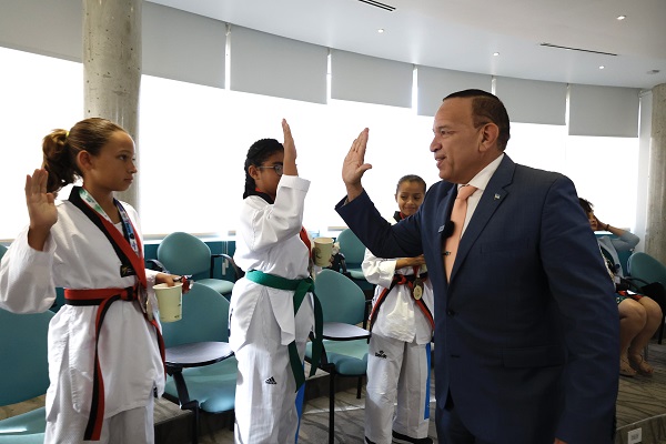 Minister Endy Croes A Ricibi Bishita Di Tiger Taekwondo Academy.