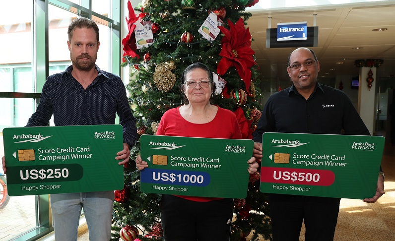 Aruba Bank A Haci Entrega Di Premio Na Tres Ganador Di Score Credit Card Campaign....4