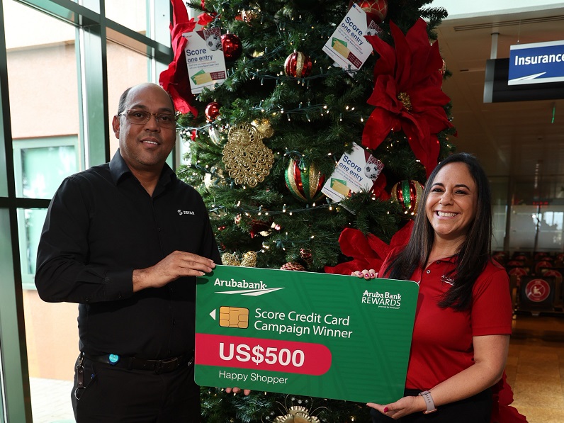 Aruba Bank A Haci Entrega Di Premio Na Tres Ganador Di Score Credit Card Campaign...3