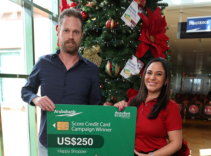 Aruba Bank A Haci Entrega Di Premio Na Tres Ganador Di Score Credit Card Campaign..