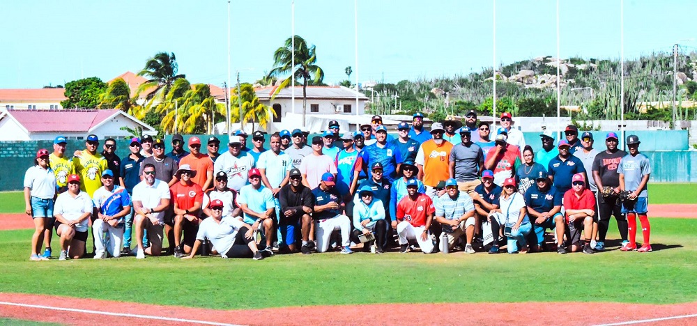 E Prome Coaching Clinic Di Usa Baseball Na Aruba Tawata Sumamente