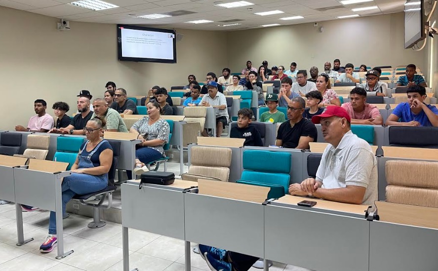 Exitoso Student Recruiting Seminar Na Universidad Di Aruba Presenta Pa Aruba North Little League Den Colaboracion Cu Sr. Andrew Bartman...