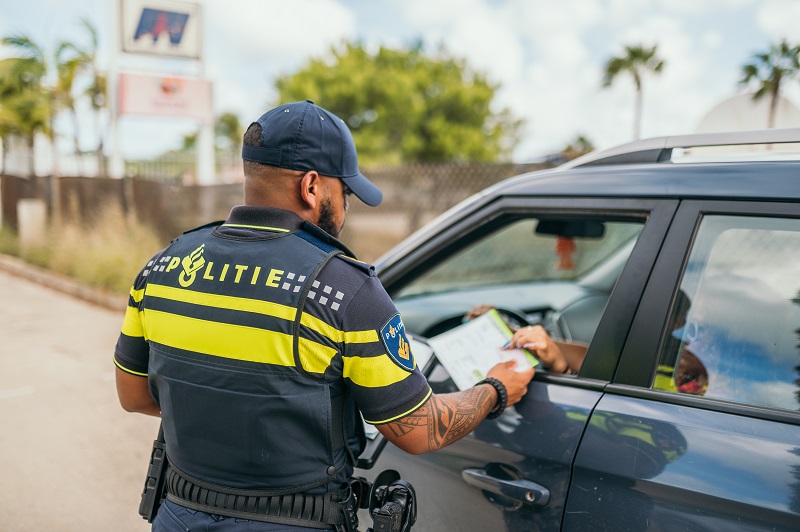 Kuerpo Polisial Hulanda Karibense Ku Apelashon Pa No Maneha Bou Di Influensia Di Alkohol.