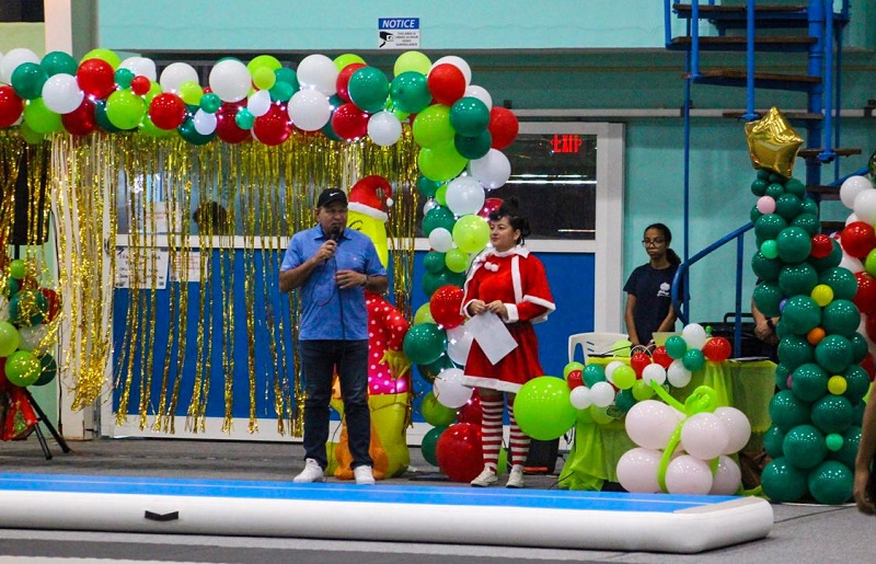 Minister Endy Croes A Presencia Grinchmas Student Competition Y Showcase Di Gihae Gymnastics Aruba