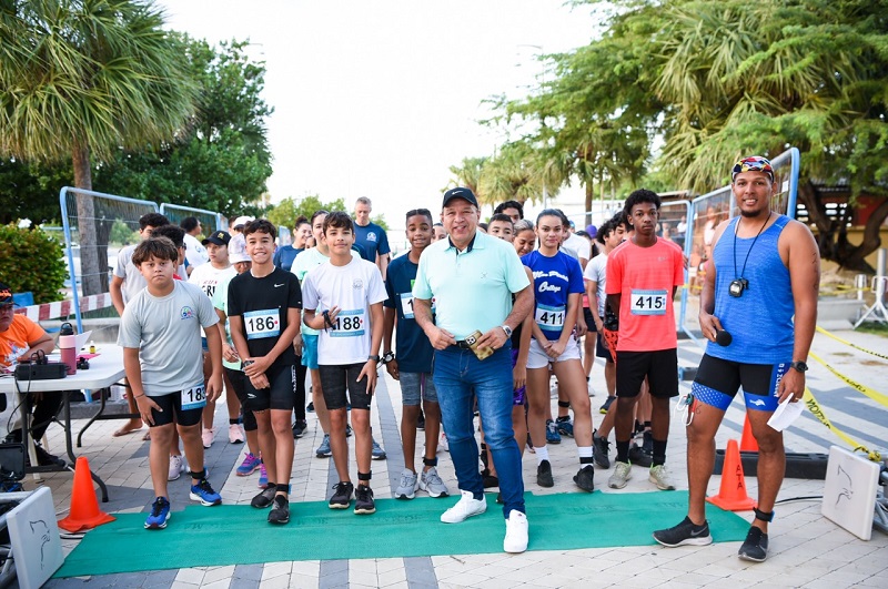 Minister Endy Croes Presente Na Aquathlon Escolar