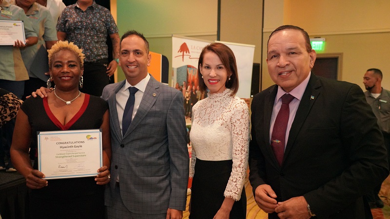 Minister Endy Croes Ta Felicita 330 Profesionalnan Den Industria Hotelero Cu A Ricibi Certificado Di Supercharged Service Training Program 2022..