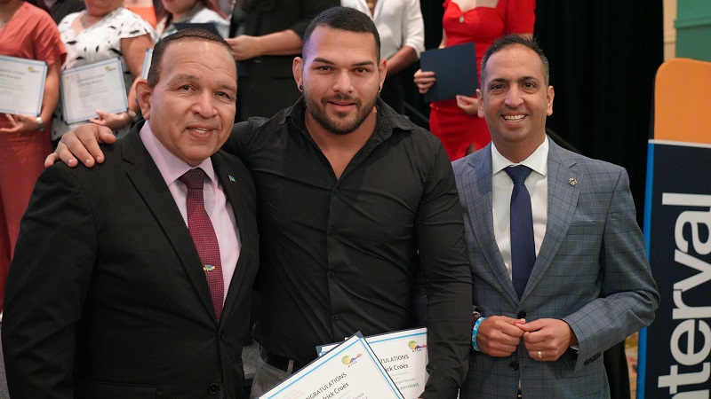 Minister Endy Croes Ta Felicita 330 Profesionalnan Den Industria Hotelero Cu A Ricibi Certificado Di Supercharged Service Training Program 2022