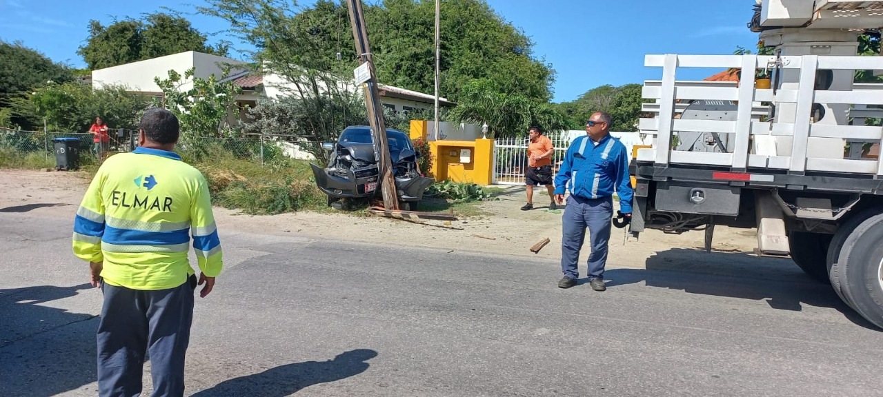 Chauffeur Di Chevrolet Aveo A Perde Control Y Pega Den Palo Di Luz 2