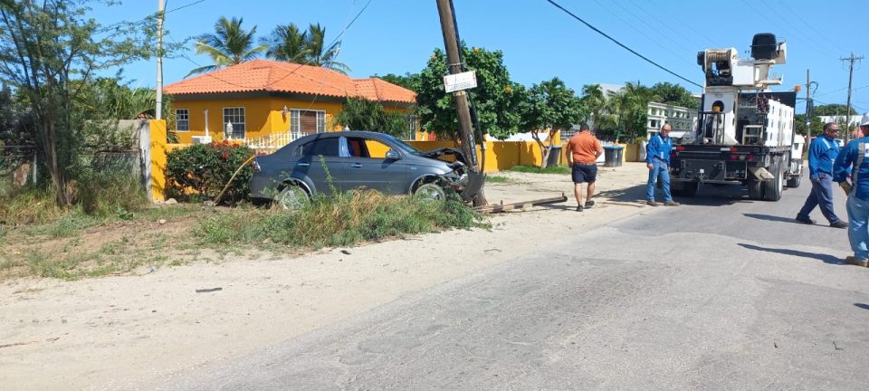 Chauffeur Di Chevrolet Aveo A Perde Control Y Pega Den Palo Di Luz