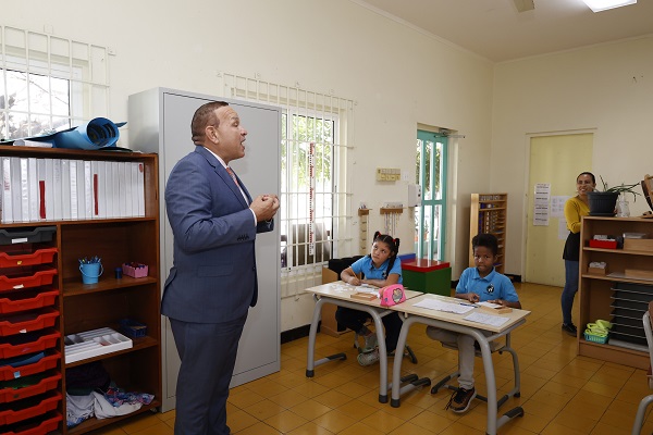 Minister Endy Croes A Bishita Scol Basico Colegio Hilario Angela...2