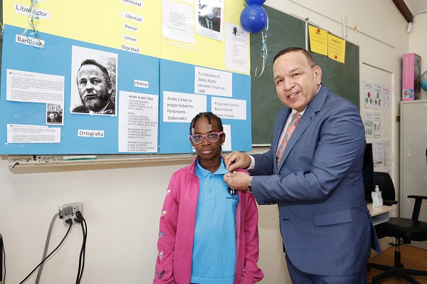 Minister Endy Croes A Bishita Scol Basico Colegio Hilario Angela...5