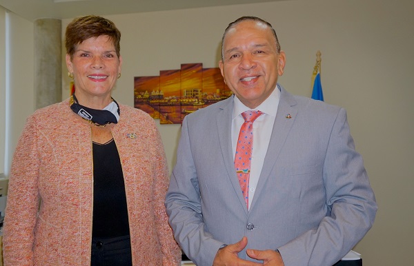 Minister Endy Croes A Reuni Cu Vice Presidente Di Comitee Olympico Internacional Sra. Nicole Hoevertsz