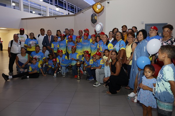 Minister Endy Croes Ta Felicita Team Bigshow Cu A Titula Campeon Di Copa Fabb Curacao 2023