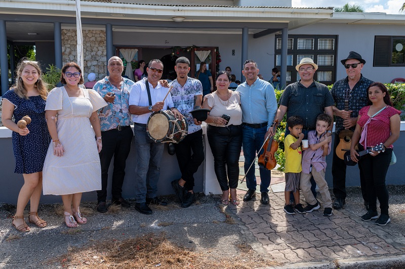 Minister Ursell Arends A Habri Ana Bishitando Casnan Di Cuido .......