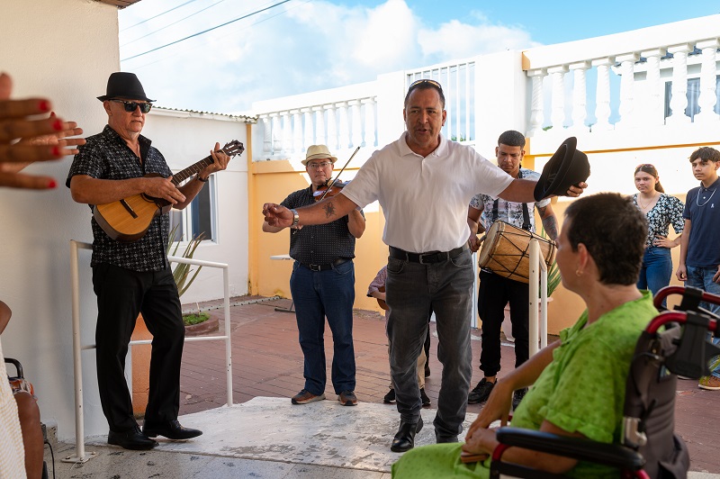 Minister Ursell Arends A Habri Ana Bishitando Casnan Di Cuido ....2