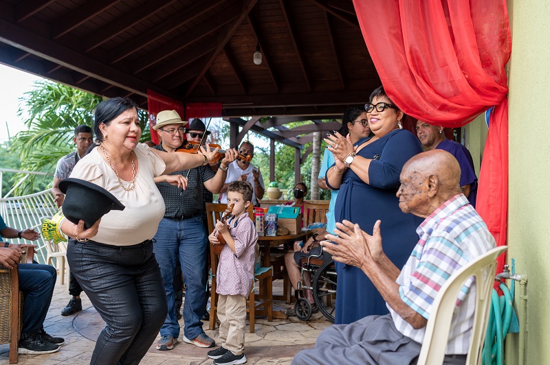 Minister Ursell Arends A Habri Ana Bishitando Casnan Di Cuido ...5