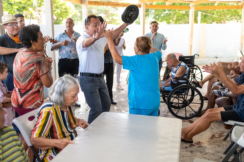 Minister Ursell Arends A Habri Ana Bishitando Casnan Di Cuido .