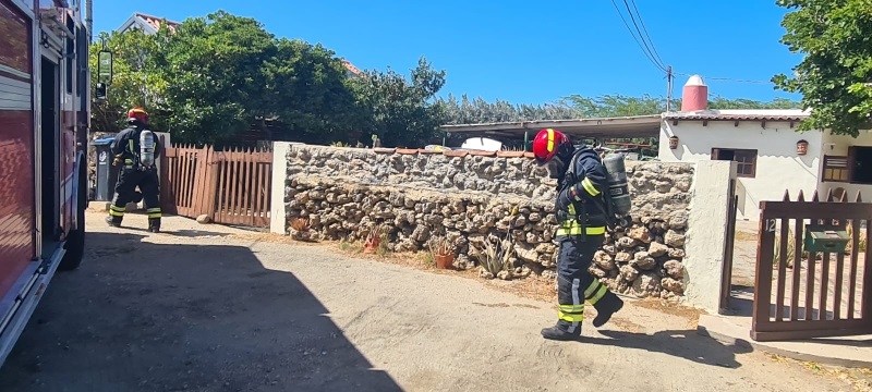 Brandweer A Atende Cu Candela Den Cushina Di Dos Persona Di Edad..1