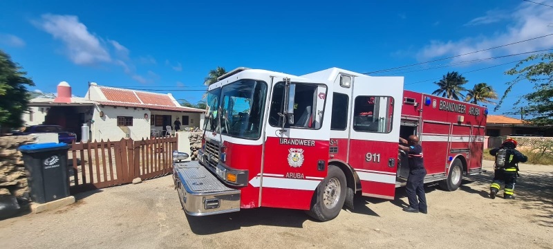 Brandweer A Atende Cu Candela Den Cushina Di Dos Persona Di Edad