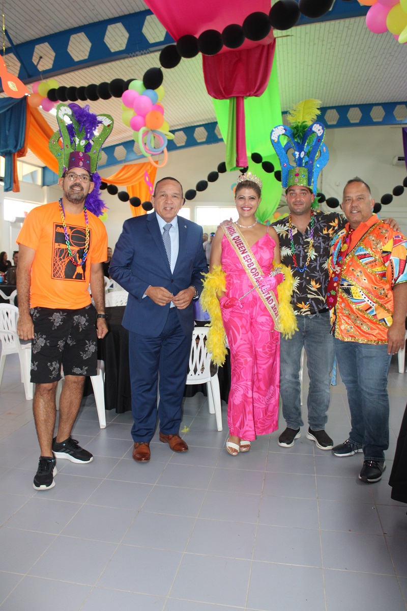 Minister Endy Croes A Corona Sra Caranaval Epb Oranjestad Y Alavez A Felicita Sr Erwin ‘Wino Lopez Cu 35 Ana Den Ensenansa Di Aruba....3