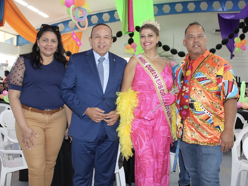 Minister Endy Croes A Corona Sra Caranaval Epb Oranjestad Y Alavez A Felicita Sr Erwin ‘Wino Lopez Cu 35 Ana Den Ensenansa Di Aruba...