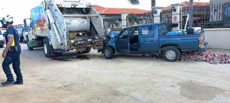 Truck Di Serlimar A Dal Pickup Di Compania Cu Ta Haci Pool Limpi