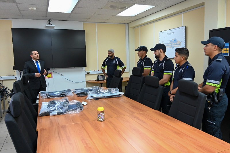 A Haci Entrega Di E Prome Carga Di Bulletproof Vest Na Cuerpo Policial Di Aruba