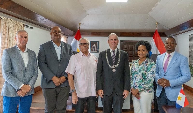 Group Photo Outgoing Island Council..02