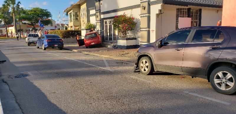 Kia Picanto A Perde Control Y Casi A Drenta Oficina Censo...7