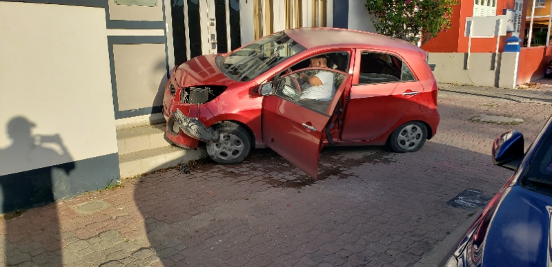 Kia Picanto A Perde Control Y Casi A Drenta Oficina Censo..2