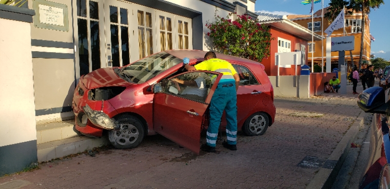 Kia Picanto A Perde Control Y Casi A Drenta Oficina Censo..3