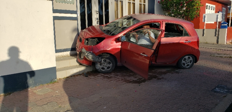 Kia Picanto A Perde Control Y Casi A Drenta Oficina Censo..5