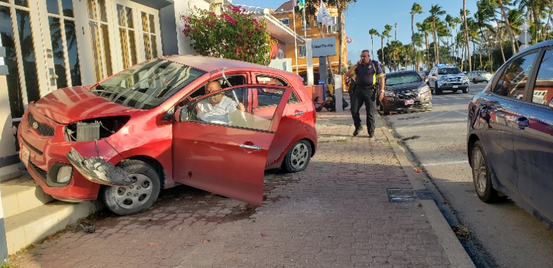 Kia Picanto A Perde Control Y Casi A Drenta Oficina Censo.