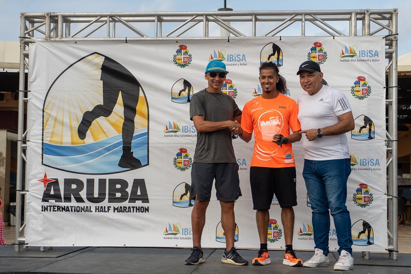 Minister Endy Croes A Duna Inicio Na E Di 37 Aruba International Half Marathon...2