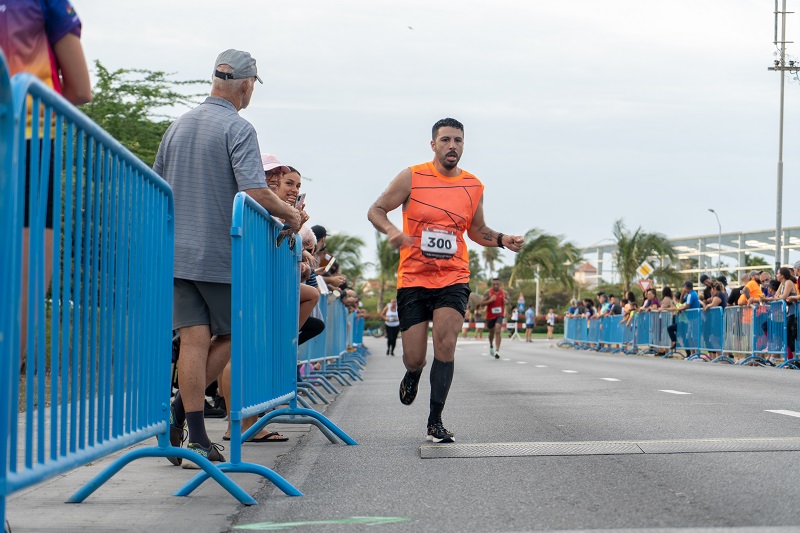 Minister Endy Croes A Duna Inicio Na E Di 37 Aruba International Half Marathon..7